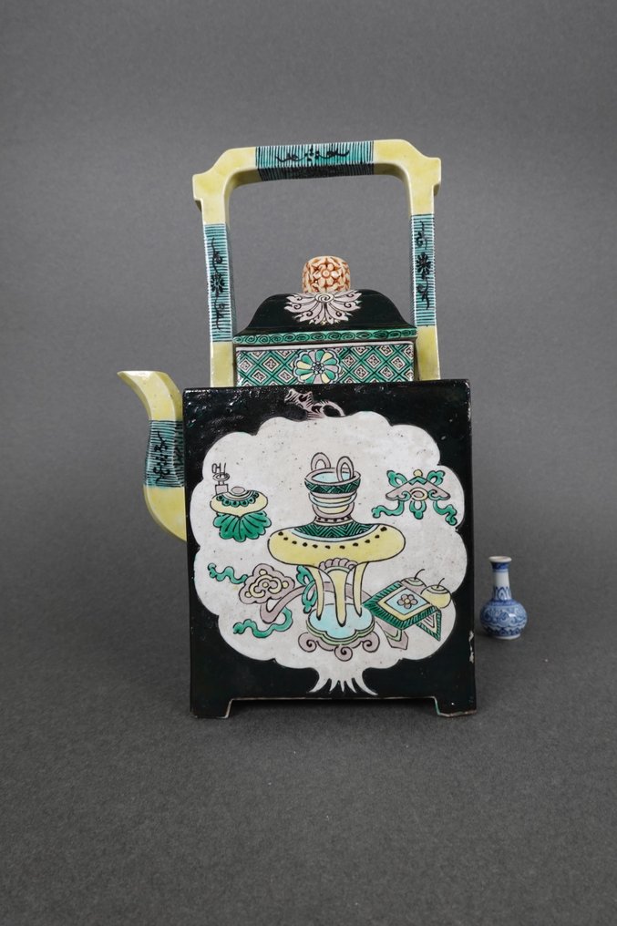 Kangxi (1662-1722) - Τσαγιέρα - Μεγάλο τετράγωνο βάζο κρασιού Famille Noir με καπάκι και κίτρινη γυαλισμένη λαβή - 100 πολύτιμοι - μπισκότο - Μεγάλο τσαγιέρα ή κρασοπότηρο #1.0