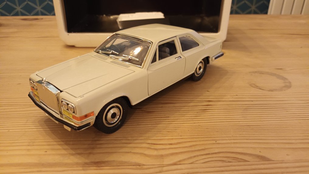 Burago 1:24 - Model car - Rolls-Royce Camargue #2.1