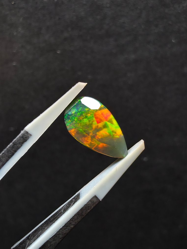 1.39克拉黑色欧泊 多面的 - 高度: 12 mm - 宽度: 6.6 mm- 0.28 g #2.1