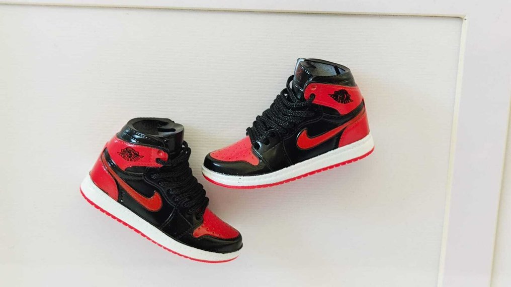 Gio - Frame- AJ1 - Michael Jordan (mini sneakers in frame) - Wood, Glass - Limited and numbered edition #4.3