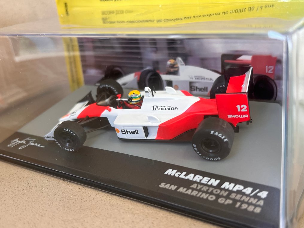 Minichamps & Altaya 1:43 - Modell autó (2) - Lot of 2 x Ayrton Senna (Model car 1/43 and Helmet 1/10 - McLaren MP4/4 & Sisak 1988 #1.0