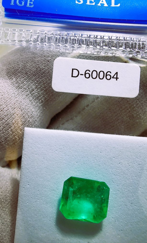 1 pcs  Green Emerald  - 3.34 ct - Instituto Gemólogico Español (IGE) #2.1