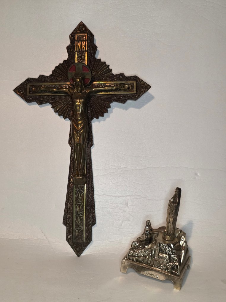 Σετ: Αντικα αρχαίο τοίχο σταυρό 39 εκ και μουσικό κουτί Devotie - Επάργυρο, Ορείχαλκος - 1940-1950 #1.0