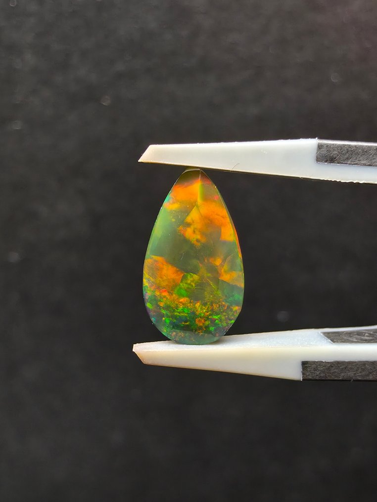 1.39克拉黑色欧泊 多面的 - 高度: 12 mm - 宽度: 6.6 mm- 0.28 g #4.3