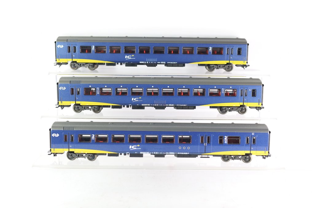 Märklin H0 - 42643 - Pienoisjunaradan matkustajavaunusetti (1) - 3-osainen veturihenkilövaunuyhdistelmä. - NS #1.0