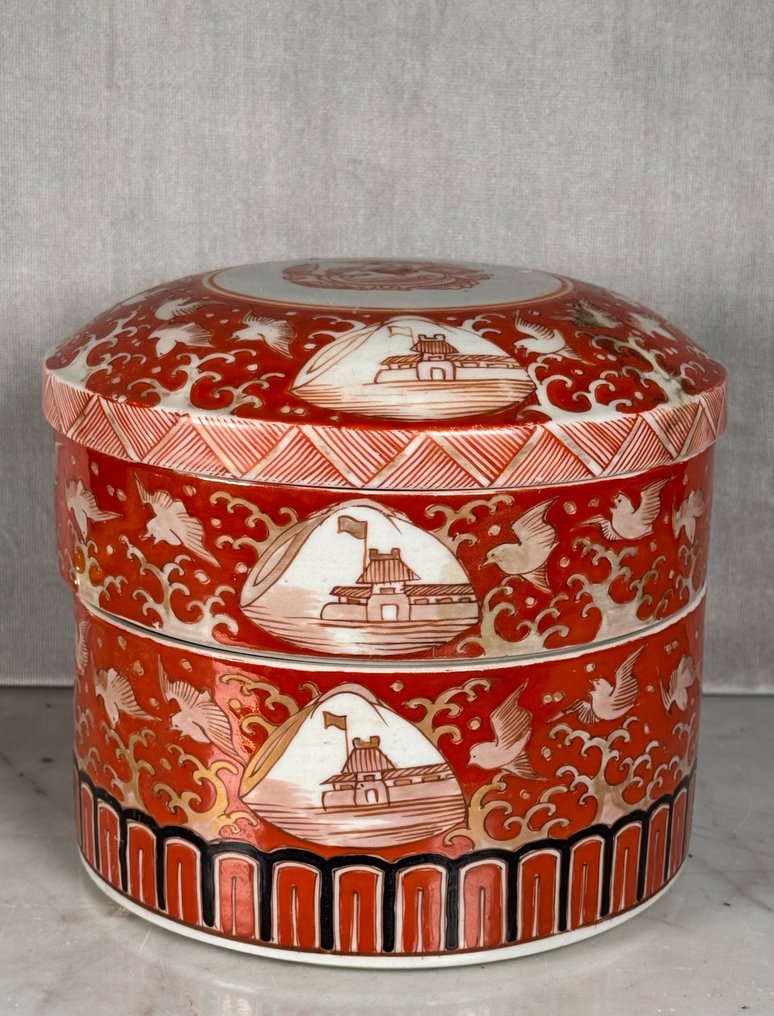 Box - Porcelain - A fine IMARI tureen #2.1