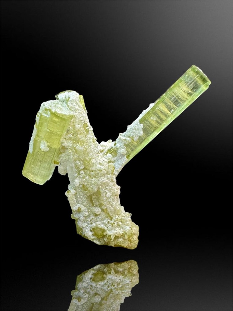 Tourmaline 礦物收藏 - 高度: 3 cm - 闊度: 3.5 cm- 16 g - (1) #2.1