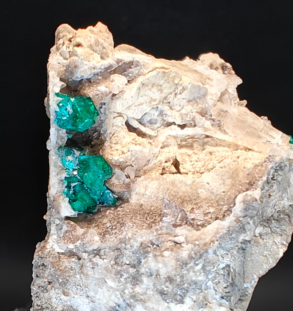 Diopter on calcite. Crystals on matrix - Height: 7 cm - Width: 6 cm- 290 g #4.3