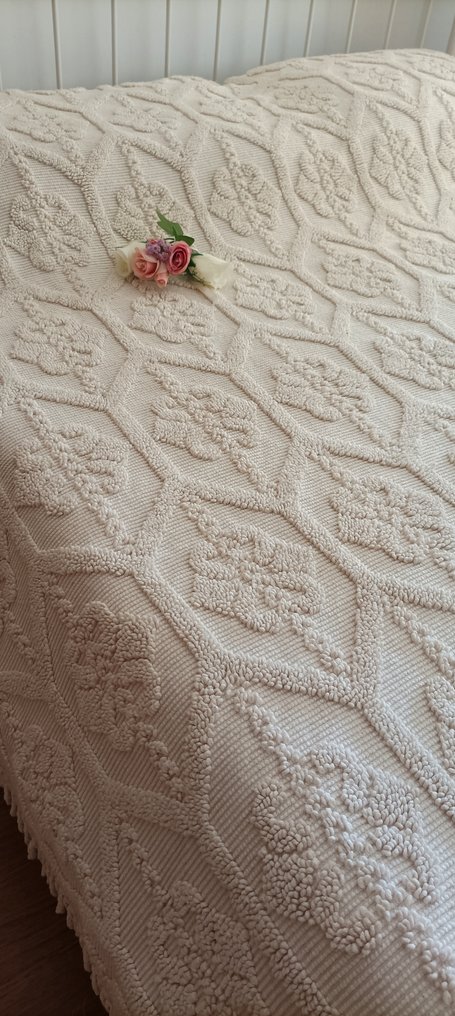 Large spectacular bedspread with embroidery in pure cotton featuring a floral and geometric pattern - Bedspread  - 225 cm - 220 cm #1.0