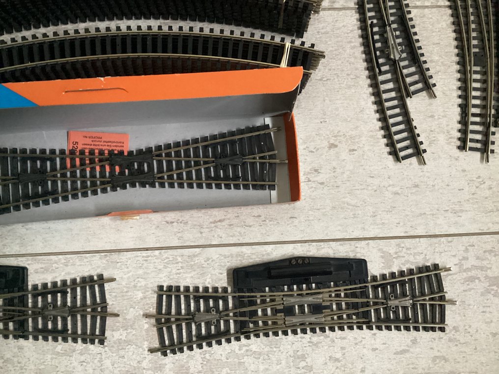Roco H0 - 4442/4436/42223/4446/4418/4410/4546/4550/42368/42380/4450 - Model train tracks (79) - Large batch of 79 pieces of rail and switches. #3.2
