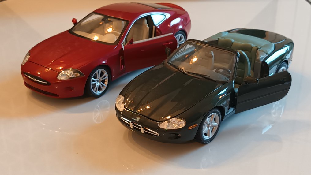 Maisto 1:18 - Model car (2) - Jaguar XKR (coupé) et Jaguar XK8 (cabriolet) #1.0