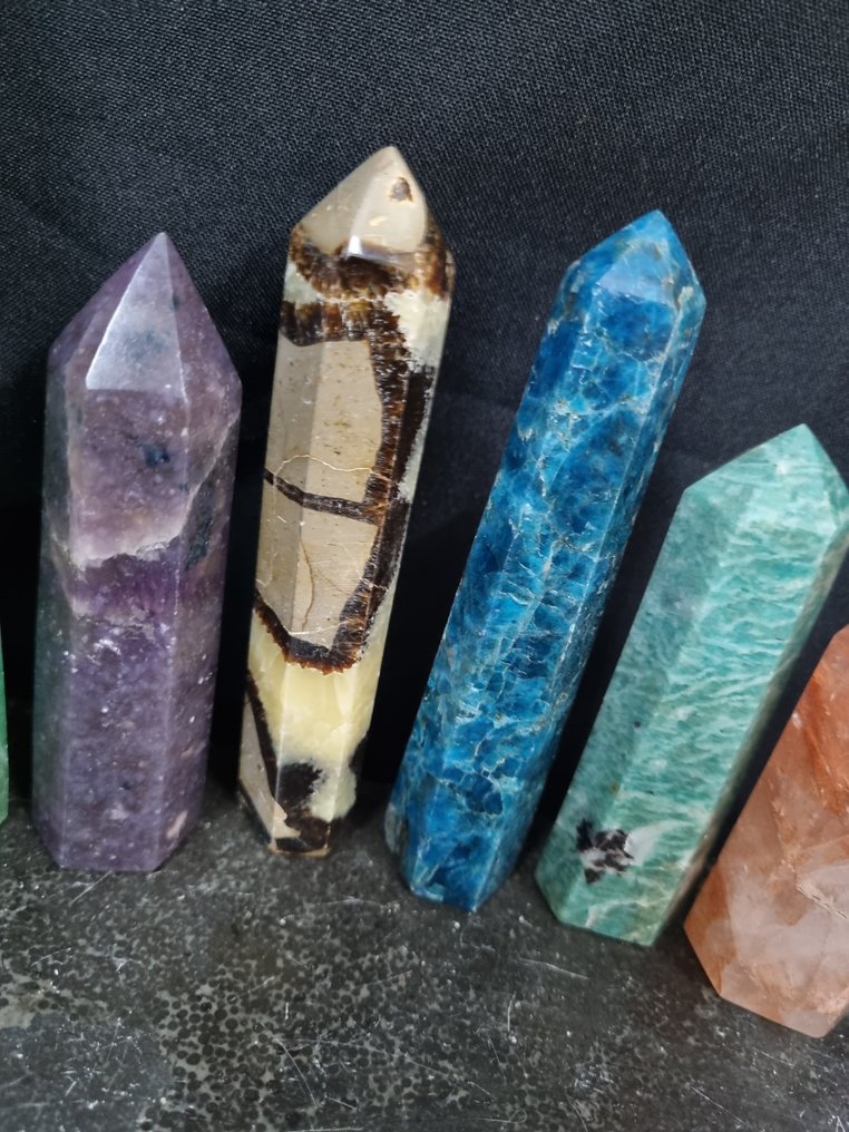 10 crystal points, made from different minerals, 12 to 5.7 cm in size. Crystal point- 1004 g - (10) #2.1