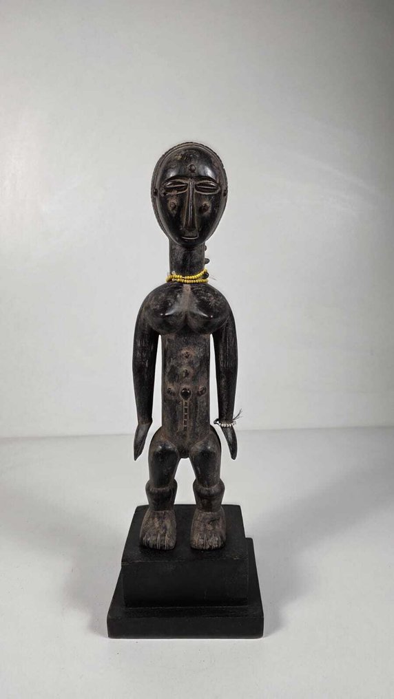 Puu-patsas ja helmet. - Attie - Norsunluurannikko (Ei pohjahintaa) #1.0