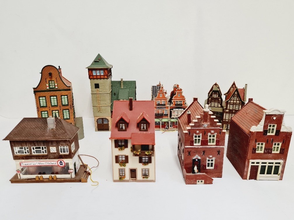 Pola, Vollmer H0 - Modellino di scenario ferroviario (7) - Case, caserma dei vigili del fuoco e negozi #1.0