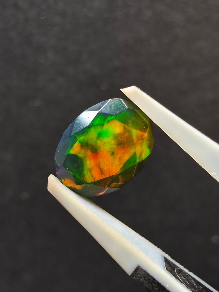 1,5 ct Opale noire Facetté - Hauteur : 10.7 mm - Largeur : 7.3 mm- 0.3 g #1.0