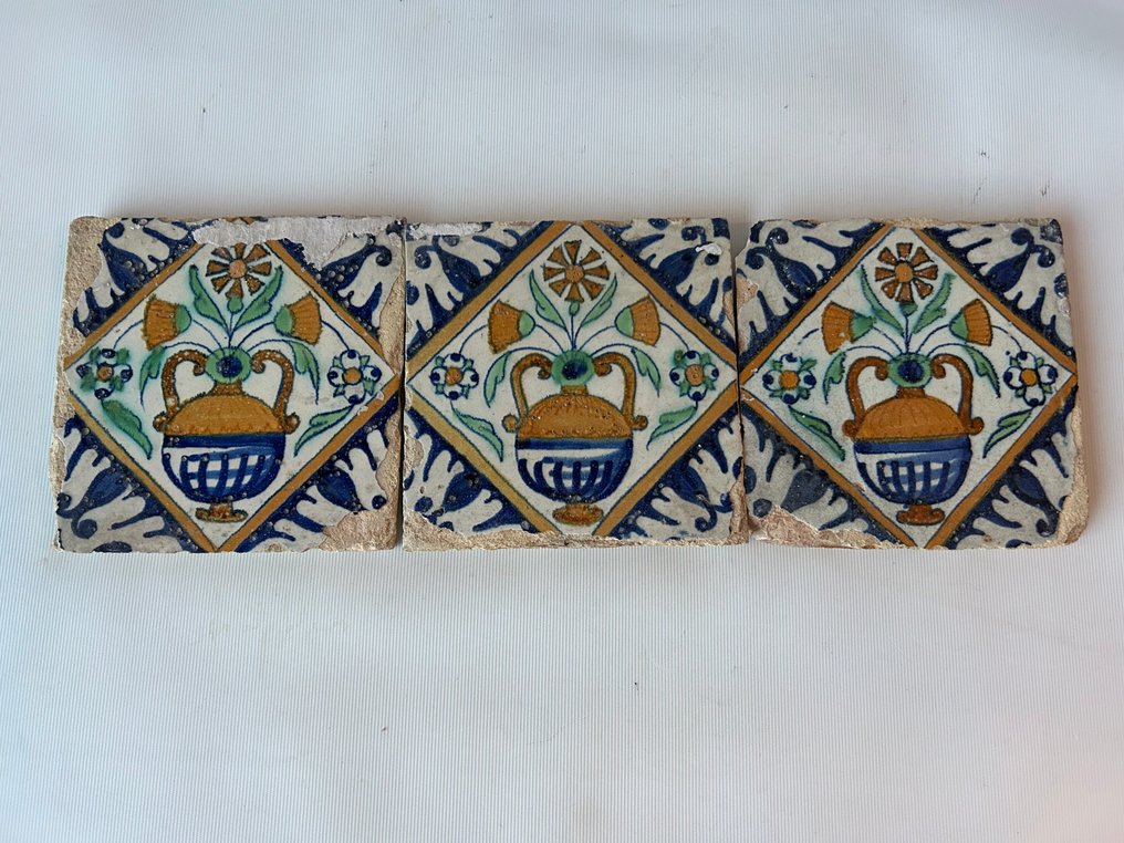 Baroque Tile (3) - Flowers in a vase - Delftse fabriek - Antique - 1600-1650 - Delft majolica tiles  #1.0