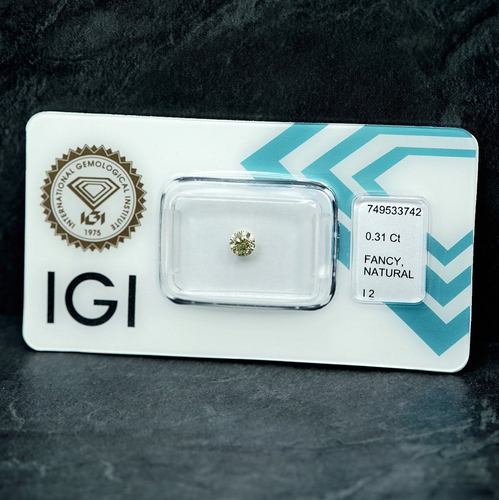 没有保留价 - 1 pcs 钻石  (天然色彩的)  - 0.31 ct - 圆形 - Fancy light 稍帶灰色的, 稍帶綠色的 黄色 - I2 内含二级 - 国际宝石研究院（IGI） #1.0