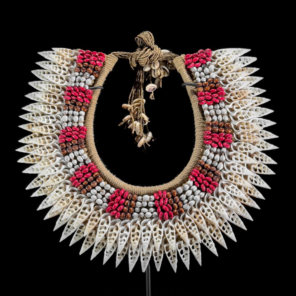 Διακοσμητικό στολίδι - NO RESERVE PRICE - SN4 - Decorative Shell Necklace on a custom stand - Παπούα Νέα Γουινέα #2.1