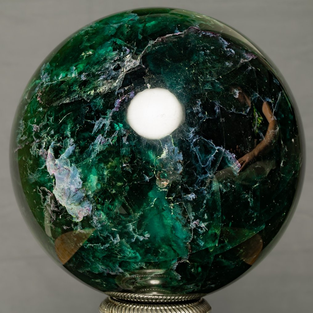 Φθορίτης Λεπτοδουλεμένη μεγάλη σφαίρα από πράσινο φλουρίτη AAA. - Ύψος: 13.7 cm - Πλάτος: 13.7 cm- 5690 g #3.2