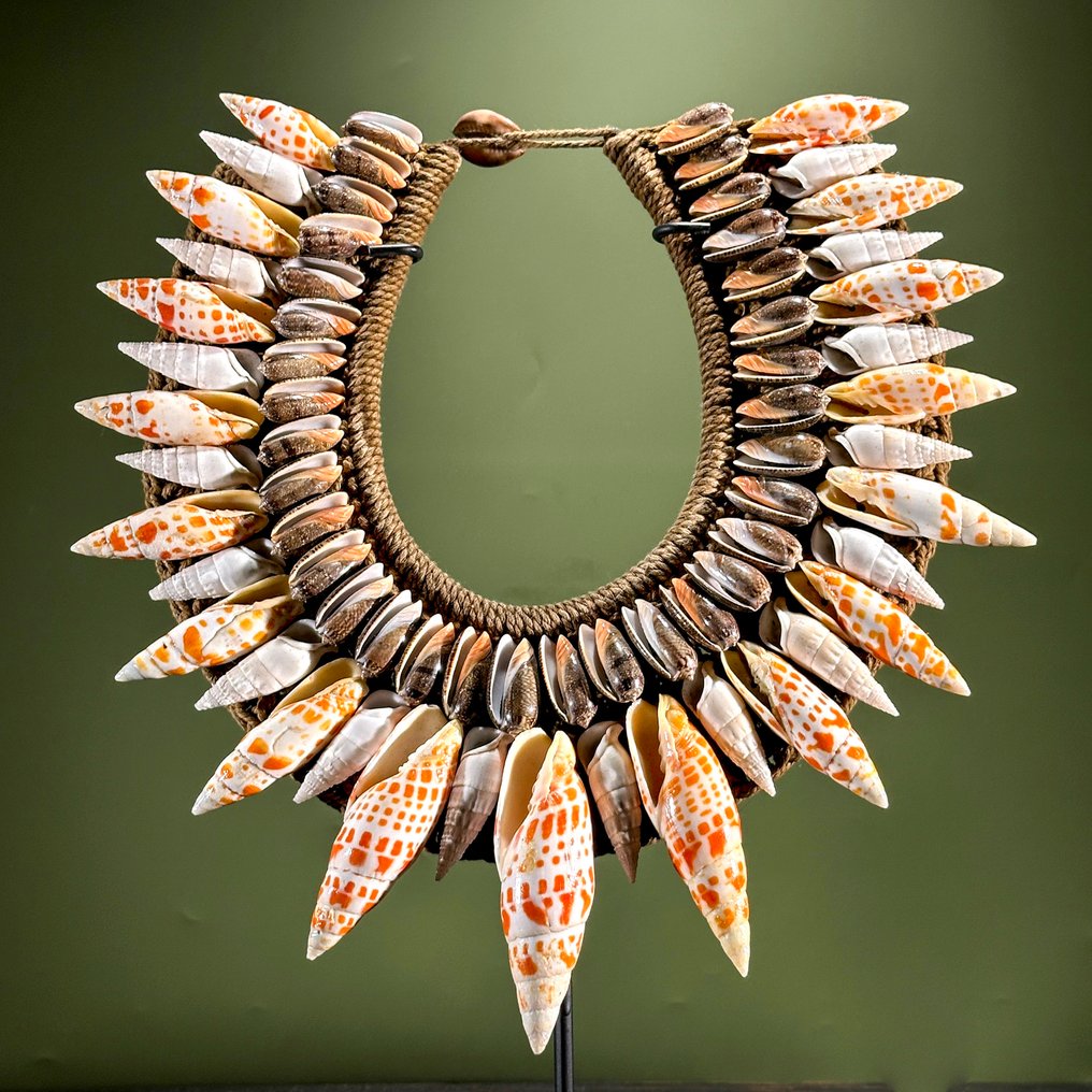 Διακοσμητικό στολίδι - SN11 - Decorative shell necklace on a custom stand - Παπούα Νέα Γουινέα #2.1
