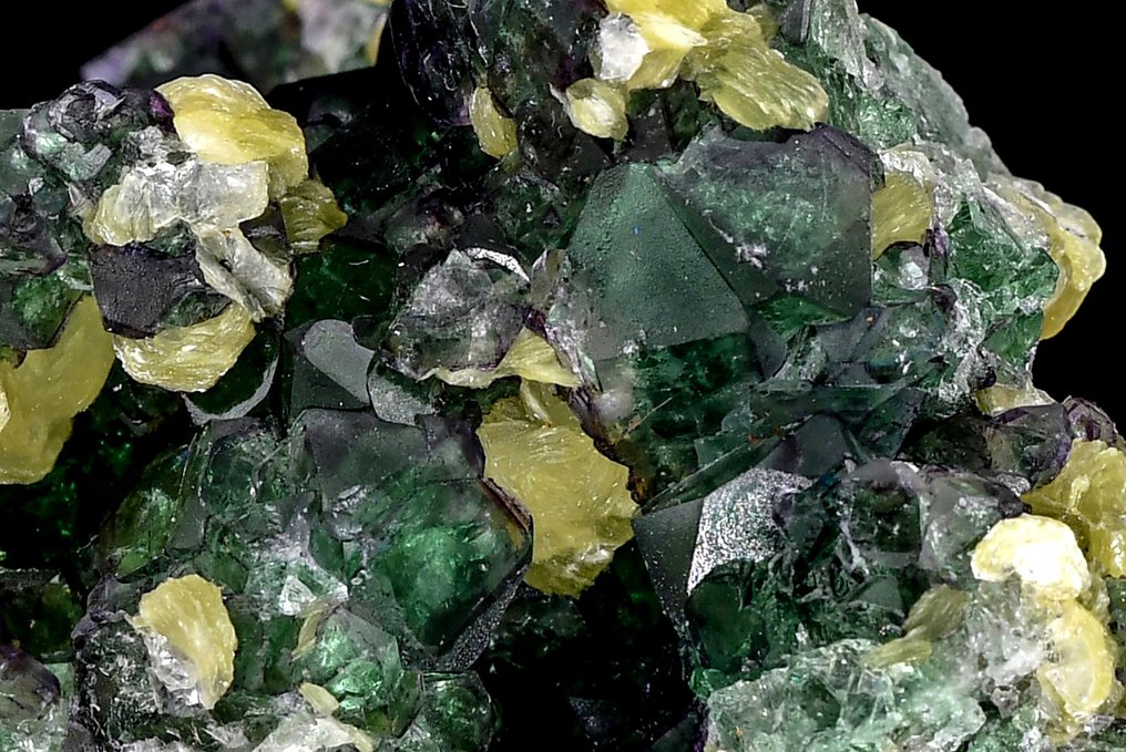 Wonderful blue green phantomed fluorite and yellow muscovite. from Namibia - Height: 6.8 cm - Width: 4.8 cm- 162 g #2.1