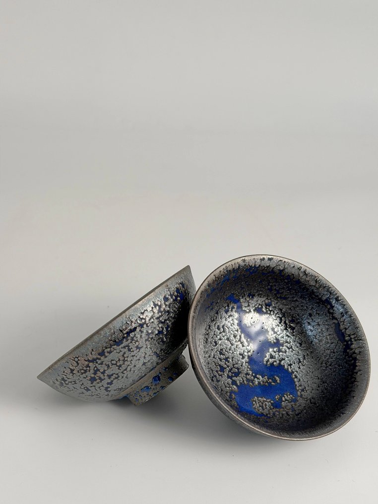 Toshihiko Izutsu (1963-) - 杯子 (2) - 龙宇金属银色与蓝色天目日本清酒杯, 陶瓷 #1.0