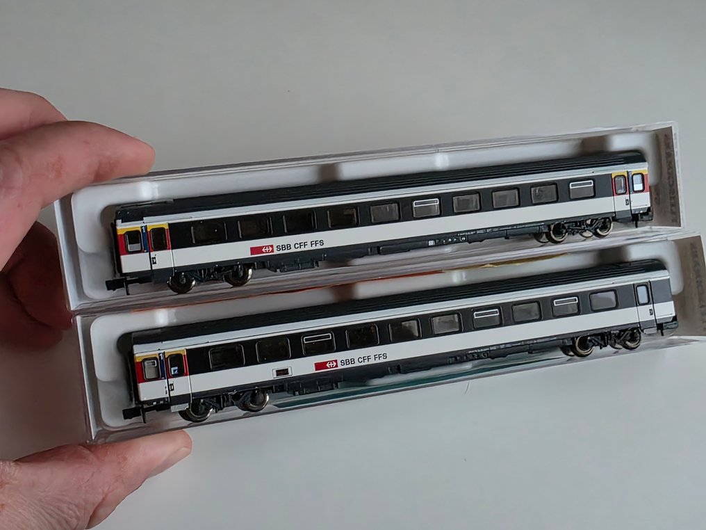 Fleischmann N - 890205, 890320 - Ensemble de wagons de passagers pour trains miniatures (2) - Deux wagons intercity suisses - SBB #3.2