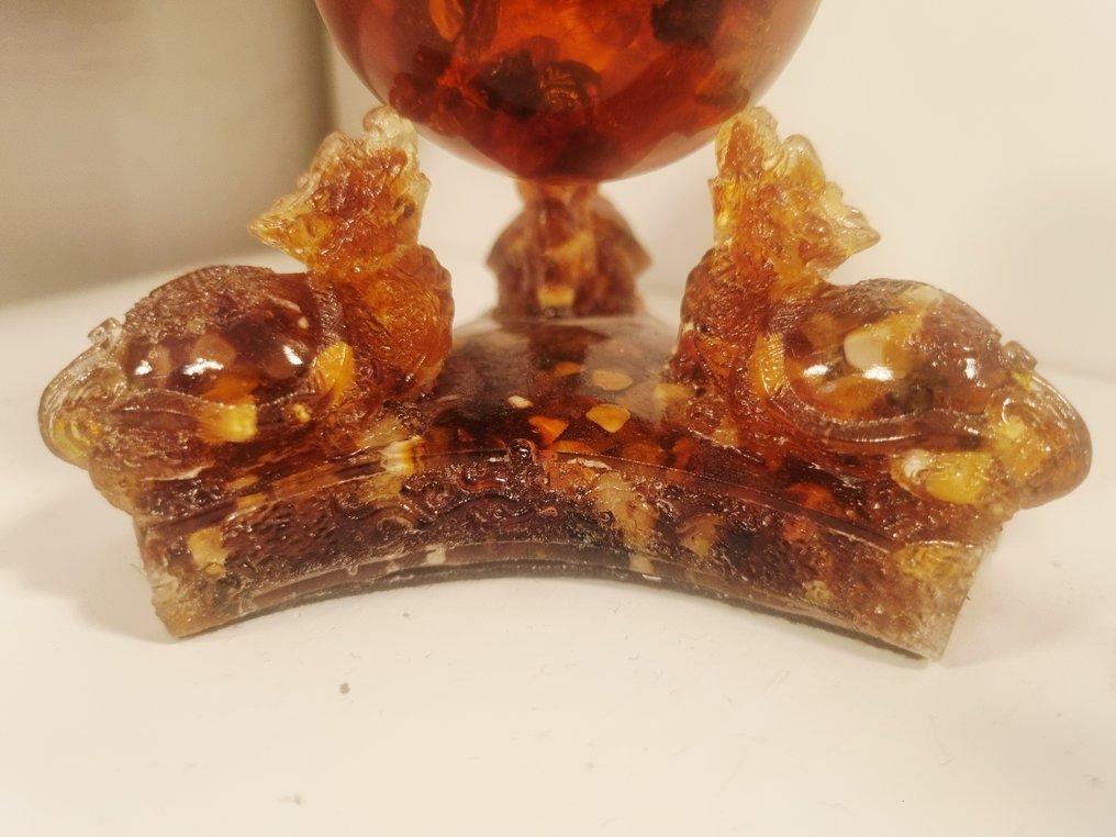 3 Dragões de Âmbar Báltico segurando uma Bola de Âmbar com uma Abelha inclusa. - Âmbar - Meditation - 9 cm - 10 cm (Sem preço de reserva) #4.3