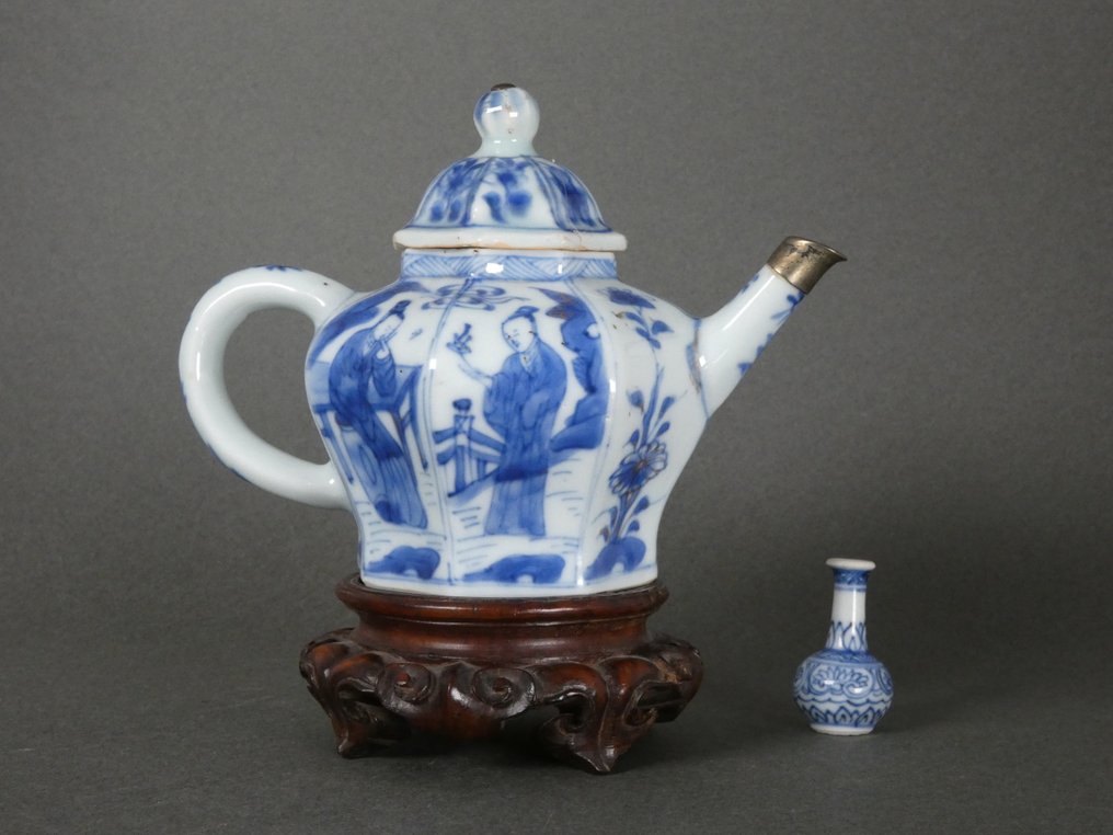 Kangxi (1662-1722) - 茶壶 - 女士们坐在桌子旁过度思考，女士们在风景中表现得像是被厚厚的盆栽包围。 - 瓷 - 八角形人物壶 #1.0