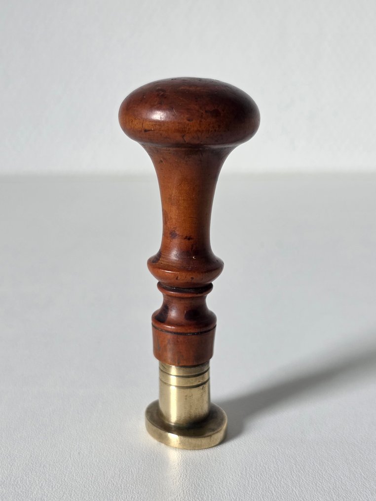 Unique Lacquer seal with heraldic family crest - 'ATHUMICHTE TE EROH' - 19th century.  (No reserve price) #3.2