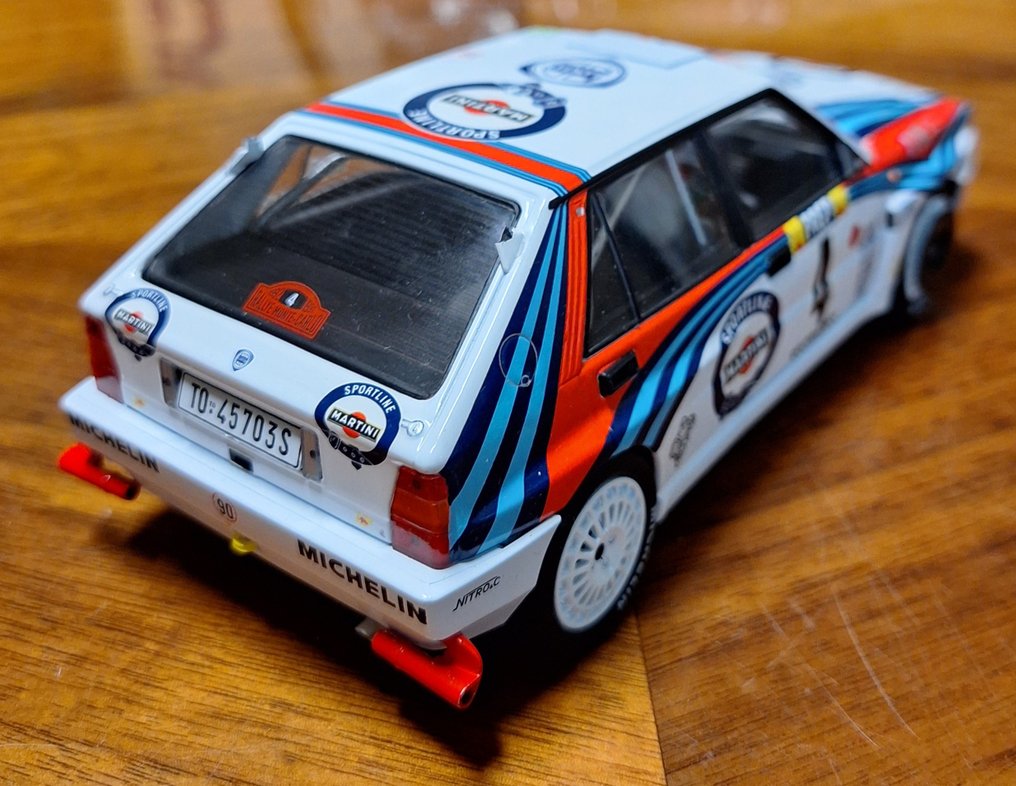 Συλλογή επώνυμων εμπορευμάτων - Μοντέλο σε κλίμακα 1/24, σετ με μετάλλια/κουμπιά Martini Racing. - Martini, Lancia #3.2