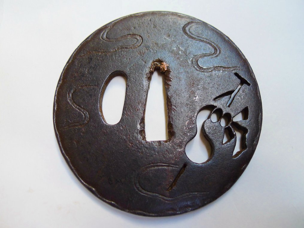 美丽的藤蔓护手， sukashi 流水图案的铁甲，附有 NTHK 证书和盒子。 - 日本 - 江戶時代中期 #2.1