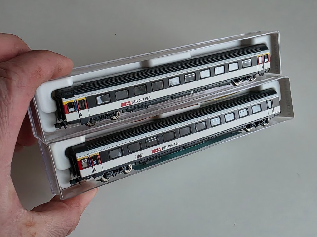 Fleischmann N - 890205, 890320 - Ensemble de wagons de passagers pour trains miniatures (2) - Deux wagons intercity suisses - SBB #4.3