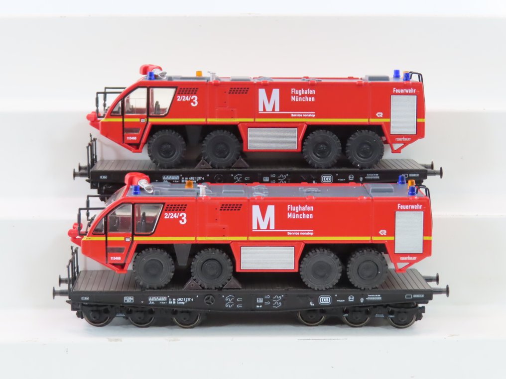 Märklin H0 - 48667 - Model train freight carriage (2) - Two heavy-duty trucks of the Sammp type, loaded with airport fire trucks. - DB #1.0