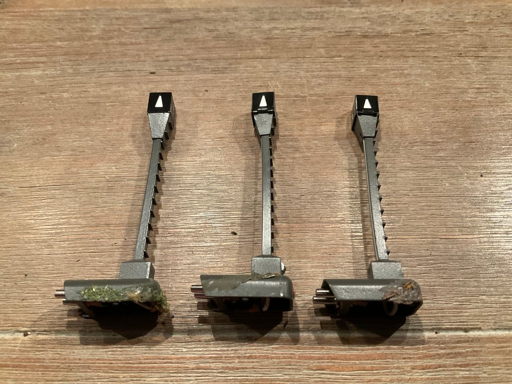 Märklin H0 - Schienen-Set für Modelleisenbahn (10) - 3 x Entkupplungsbahn 24997, 3x Lichtmast 74997, 3 x Gleiseinfassung mit Stoßpuffer beleuchtet, 1 x #4.3