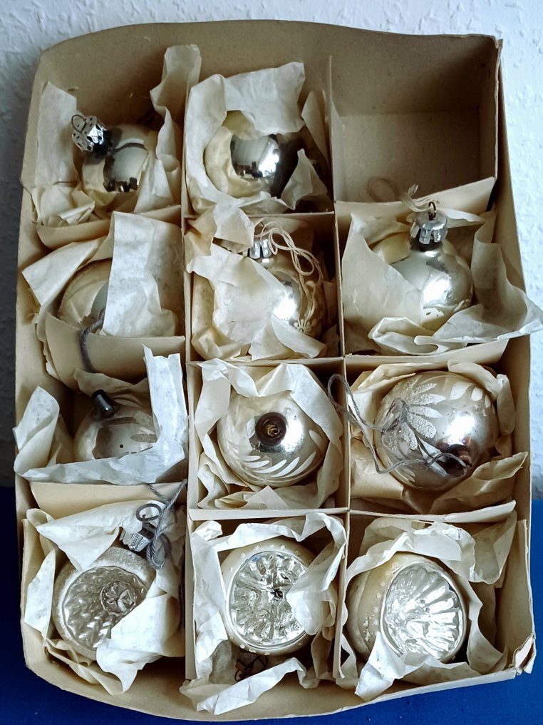 Lauscha und andere historische Weihnachtskugeln - Christmas baubles Lauscha und andere Hersteller (51) - antique and historical Christmas tree balls - Crystal, Glass, papier-mâché, wood, Styrofoam(?) with nostalgic motifs printed on paper and glued. - Various motifs and sizes #1.0