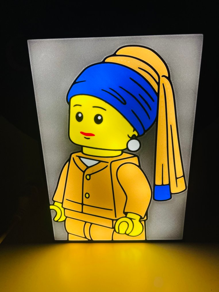 Représentation réinterprétée d’un personnage féminin de style jouet – Fabriqué en Italie - Cr3ativid - Caisson lumineux - Plastique #1.0