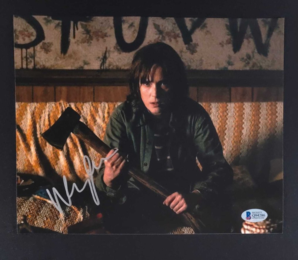怪奇物語 - Winona Ryder (Joyce Byers) - Signed 8x10 Photograph - Beckett COA #1.0