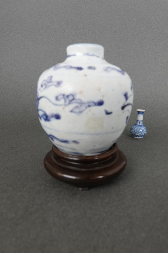 Jiajing (1522-1566) - Krukke - Blå og hvid Ming-dynastiets kugleformede vase - Porcelæn - Sammenføjede pæonmønstre #4.3