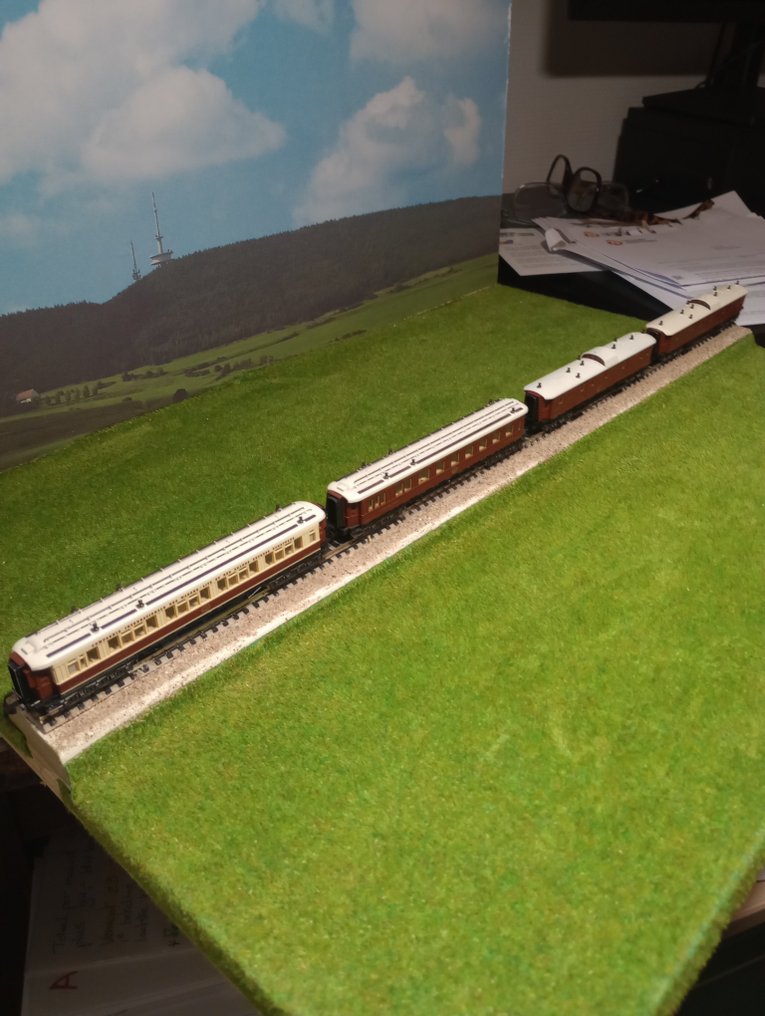 Minitrix N - 13180; 13181; 5182 - Modelltog passasjervogn-sett (4) - Sett med fire Minitrix N-vogner i CIWL-liveries. Nummerering synlig på esker: 13180, 13181. - DB #1.0