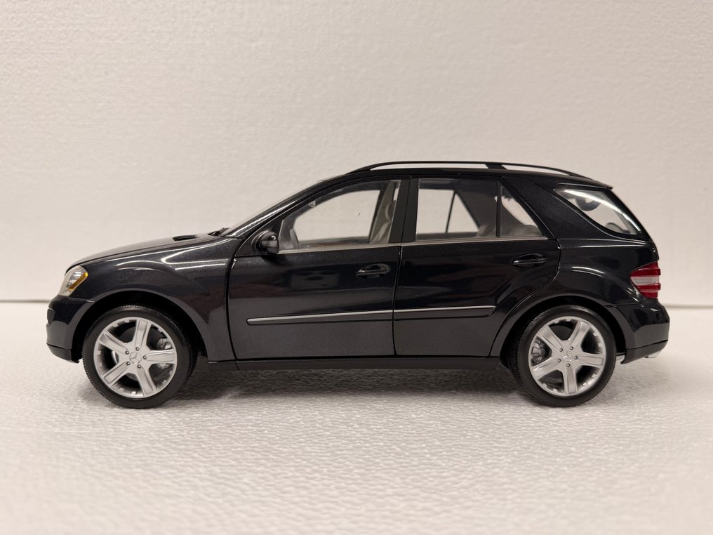 Minichamps 1:18 - Modelbil - Mercedes-Benz ML-Class W164 - Sjælden #4.3