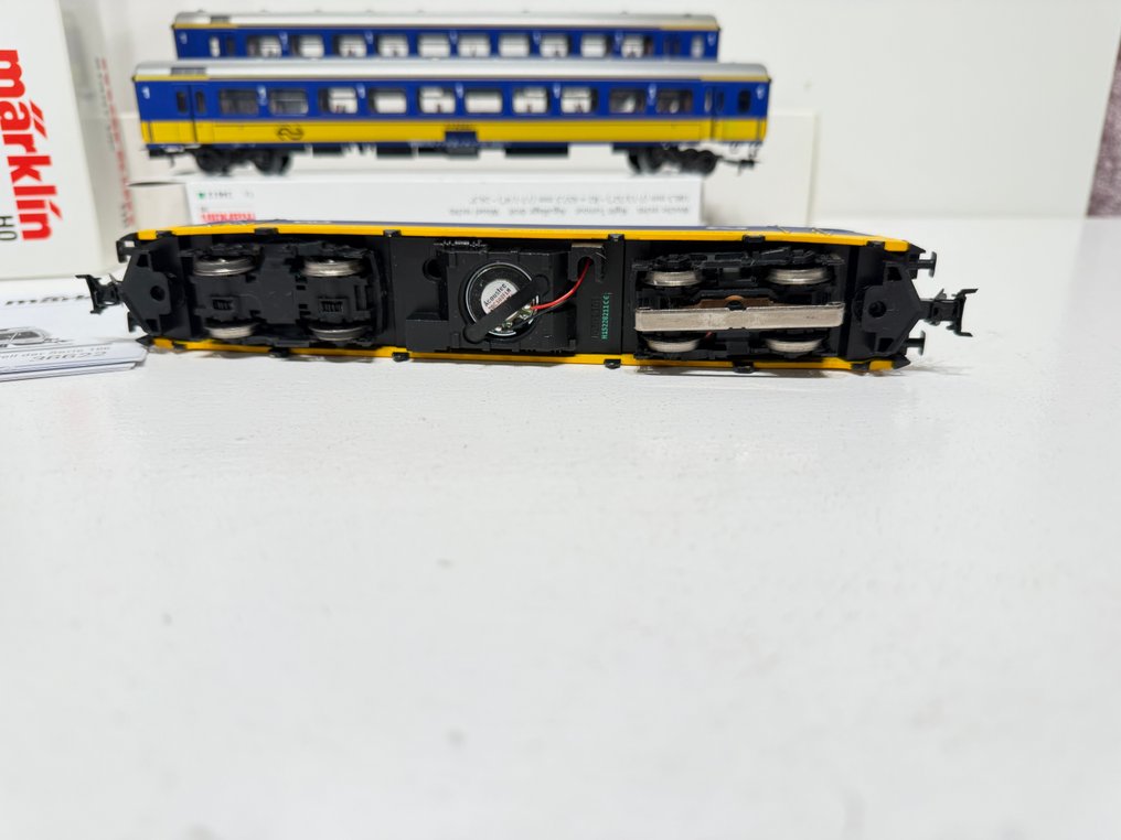 Märklin H0 - 36622, 42644 - Model train locomotive (3) - Electric locomotive BR 186 'Traxx' from NS with two passenger carriages. - NS #2.1