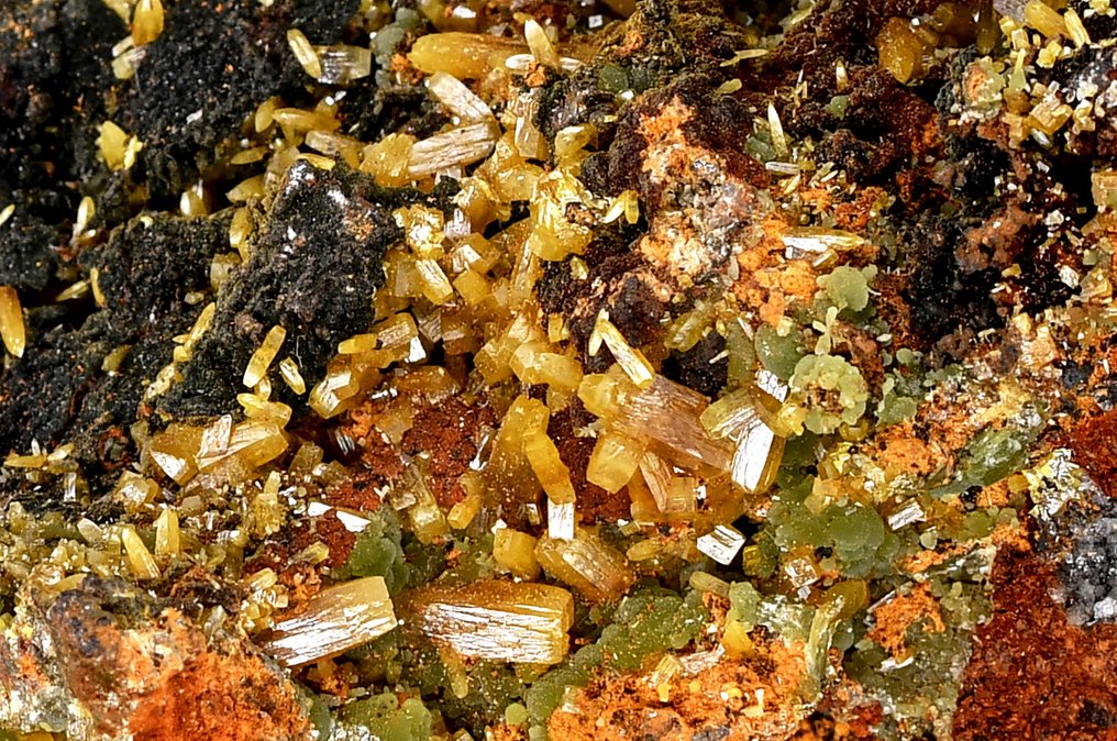 High quality yellow-orange Wulfenite and Mimetite. From Mexico - Height: 9 cm - Width: 7.9 cm- 522 g #3.2