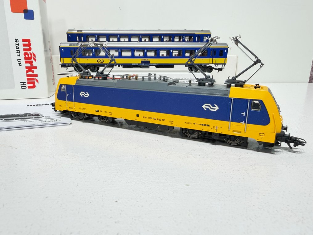 Märklin H0 - 36622, 42644 - Model train locomotive (3) - Electric locomotive BR 186 'Traxx' from NS with two passenger carriages. - NS #4.3