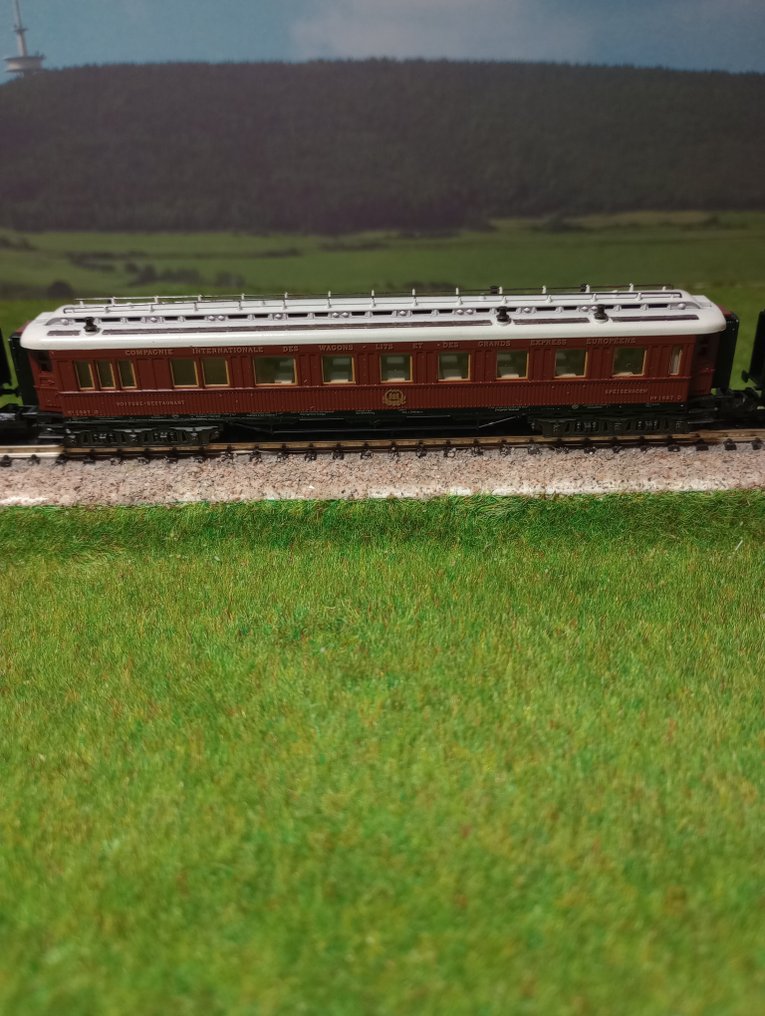 Minitrix, Trix N - 13180;13181;13714 - Model train passenger carriage set (4) - The set consists of multiple Minitrix/Trix N carriages in CIWL livery. Photos show the top and - Compagnie Internationale des Wagons-Lits, DB #3.2