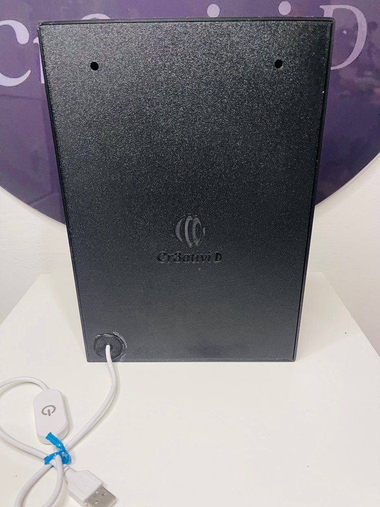 Représentation réinterprétée d’un personnage féminin de style jouet – Fabriqué en Italie - Cr3ativid - Caisson lumineux - Plastique #3.2