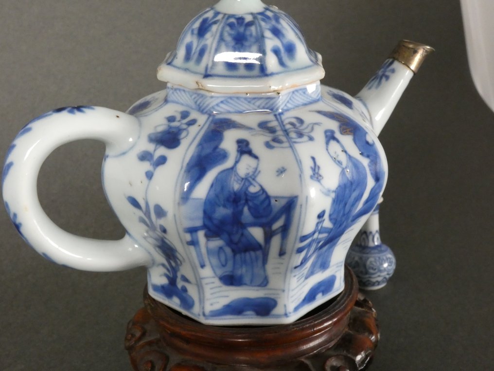 Kangxi (1662-1722) - 茶壶 - 女士们坐在桌子旁过度思考，女士们在风景中表现得像是被厚厚的盆栽包围。 - 瓷 - 八角形人物壶 #2.1
