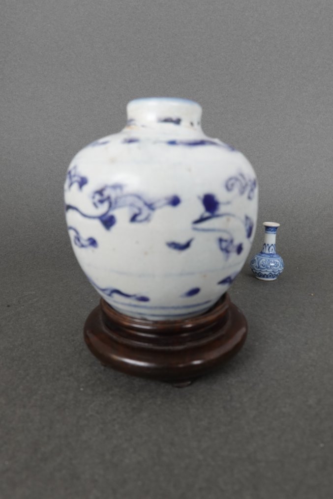 Jiajing (1522-1566) - Krukke - Blå og hvid Ming-dynastiets kugleformede vase - Porcelæn - Sammenføjede pæonmønstre #2.1