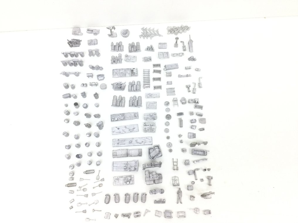 MO-Miniatur H0 - Model train scenery (180) - Attractive batch of solid tin objects for decoration in and around the locomotive workshop or shed. #2.1