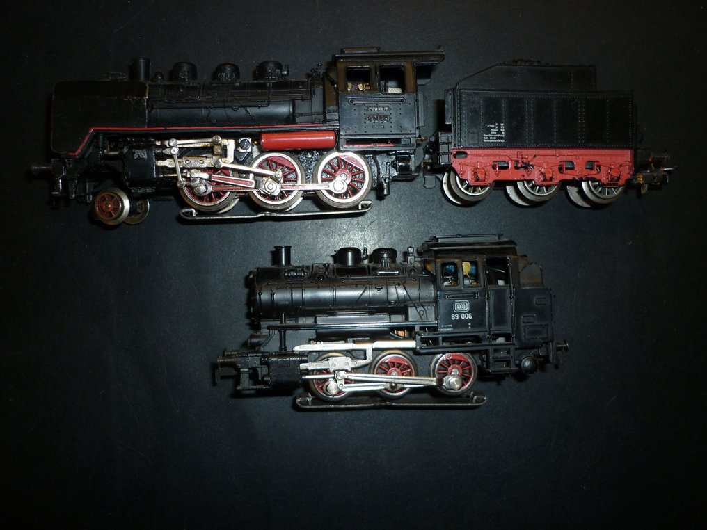 Märklin H0 - Ατμομηχανή με όχημα μεταφοράς (12) - Χαρακτηριστικά φθοράς, πολλαπλές φωτογραφίες, ορισμένα μέρη φωτισμού λείπουν ή είναι ανοιχτά, με 10 - DB #1.0